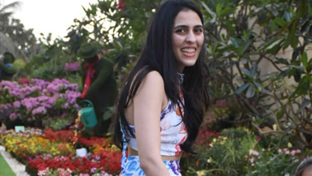 ঈশার মতোই হাল্কা রঙের পোশাক পছন্দ করেছেন তাঁর বাল্যবন্ধু শ্লোকাও। মুকেশ অম্বানীর বড় পুত্রবধূ শ্লোকার পরনেও ছিল সাদার উপরে রংবেরঙের ছাপা গাউন।