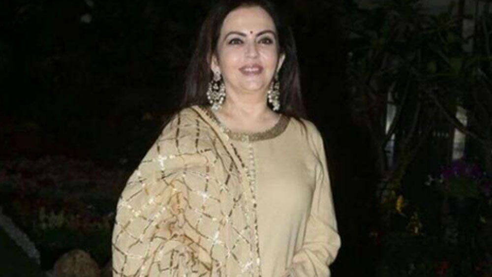 আর অম্বানী পরিবারের রানি নীতা অম্বানী পরেছিলেন ঘিয়ে রঙের লেহঙ্গা। আর তাঁর ডান কাঁধে ছিল ওই একই রঙের সোনালি জরির কাজ করা ওড়না।