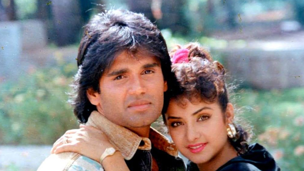 দিব্যার জন্ম ১৯৭৪ সালের ২৫ ফেব্রুয়ারি। তাঁর বাবা ওমপ্রকাশ ভারতী ছিলেন জীবনবিমা কর্মী। মা মিতা ভারতী ব্যস্ত থাকতেন ঘরকন্না নিয়েই। ছোটভাই কুণাল এবং সৎ বোন পুনমের সঙ্গে মুম্বইয়ে বেড়ে ওঠা দিব্যার।