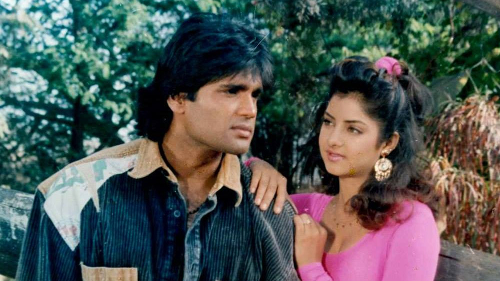 ছোট থেকেই হিন্দি, মরাঠি আর ইংরেজিতে স্বচ্ছন্দ ছিলেন দিব্যা। পড়তেন মানেকজি কুপার হাই স্কুলে। তবে অভিনয়ের সুযোগ পাওয়ার পরে নবম শ্রেণির পরে আর পড়াশোনা করেননি তিনি।