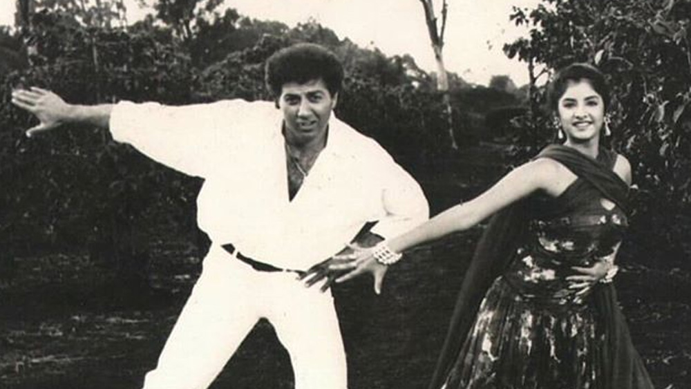 নয়ের দশকের গোড়াতেই দিব্যা দক্ষিণী ছবির পরিচিত মুখ হয়ে ওঠেন। সেই সাফল্যের সূত্র ধরেই বলিউডের দরজা খুলে যায় তাঁর সামনে। ১৯৯২ সালে মুক্তি পায় দিব্যার প্রথম হিন্দি ছবি ‘বিশ্বাত্মা’। রাজীব রাইয়ের পরিচালনায় এই ছবিতে দিব্যার বিপরীতে নায়ক ছিলেন সানি দেওল। বক্স অফিসে সফল হয় ‘বিশ্বাত্মা’-ও।