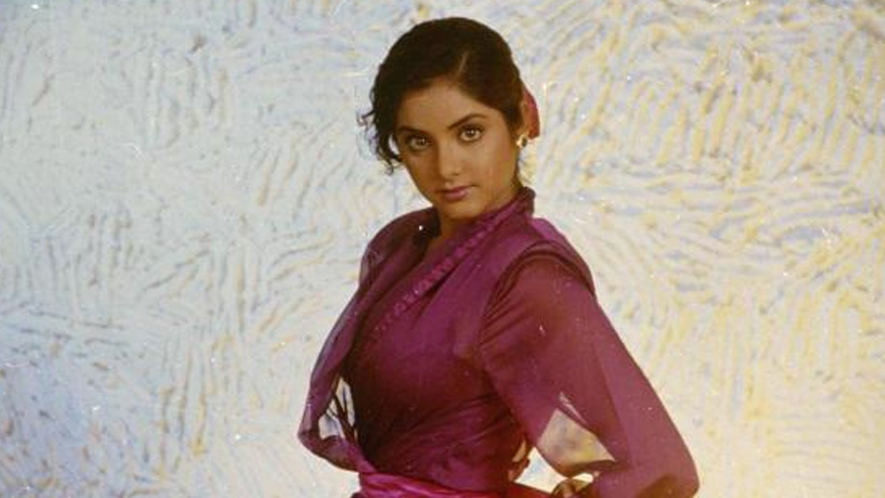 কেরিয়ারের মতো দিব্যার দাম্পত্যও ছিল স্বল্পস্থায়ী। ভারসোভার যে তুলসী বিল্ডিংস বহুতলে বিয়ে হয়েছিল দিব্যার, যেখানে ছিল তাঁর সংসার, সেই বহতলের পাঁচতলার বারান্দার জানালা দিয়ে পড়ে গিয়ে মৃত্যু হয় দিব্যার। ১৯৯৩ সালের ৫ এপ্রিল। কুপার হাসপাতালে নিয়ে যাওয়া হলে তাঁকে মৃত বলে ঘোষণা করেন চিকিৎসকরা।