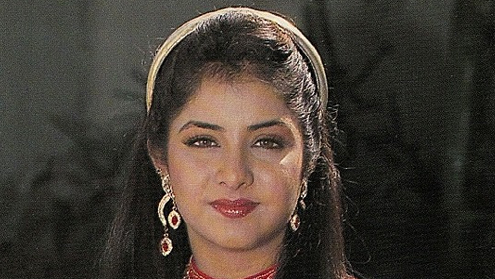 দিব্যার রহস্যমৃত্যু নিয়ে বহু তত্ত্ব দীর্ঘদিন ধরে ঘুরতে থাকে সংবাদমাধ্যমে। অভিযোগ উঠেছিল, দিব্যাকে ধাক্কা দিয়ে ফেলে দেওয়া হয়েছে। বহুবার উঠে আসে এর পিছনে আন্ডারওয়ার্ল্ডের যোগের সম্ভাবনাও। সন্দেহভাজনদের তালিকায় ছিলেন দিব্যার স্বামীও।