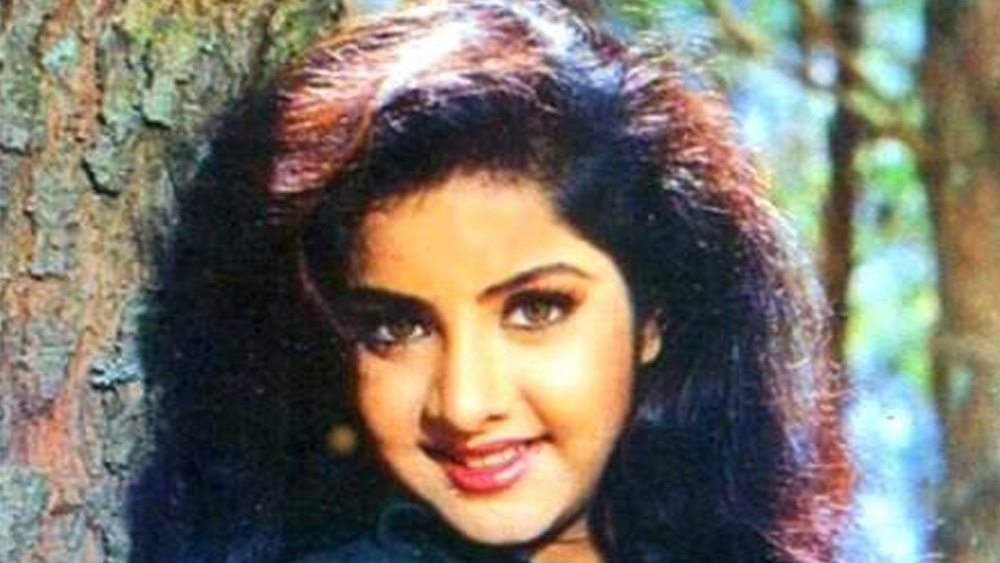 ১৯৯৩ সালের ২৬ মার্চ মুক্তি পাওয়া ‘ক্ষত্রিয়’ ছিল দিব্যার জীবদ্দশায় মুক্তিপ্রাপ্ত শেষ ছবি। তাঁর মৃত্যুতে বাকরুদ্ধ হয়ে যায় ইন্ডাস্ট্রি। চলচ্চিত্র বিশেষজ্ঞরা সহমত, দিব্যার অকালমৃত্যু না হলে আরও কঠিন প্রতিযোগিতার মুখে পড়তে হত শ্রীদেবী, জুহি এবং মাধুরী দীক্ষিতকে।  (ছবি: আর্কাইভ ও  সোশ্যাল মিডিয়া)