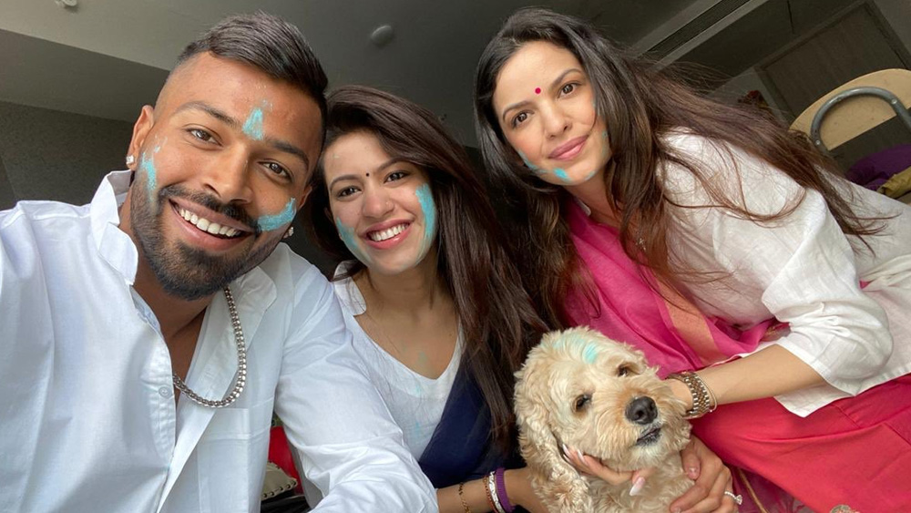 টুইটারে নিজেদের হোলি খেলার ছবি শেয়ার করেছেন হার্দিক। সেখানে দেখা যাচ্ছে, আবির মেখে হোলি উদযাপন করছেন হার্দিক, নাতাশা এবং হার্দিকের ভাই ক্রুণাল পাণ্ড্য ও তাঁর স্ত্রী পঙ্খুরি শর্মা। পাশে হাজির তাঁদের পোষ্য কুকুরও।