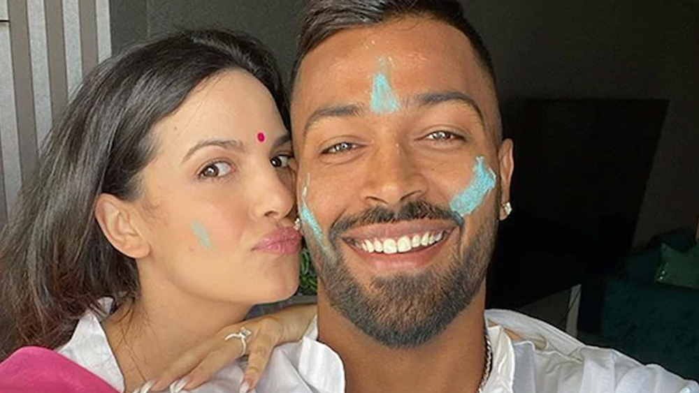 টুইটারে সবাইকে হোলির শুভেচ্ছা জানিয়েছেন হার্দিক। চোট সারিয়ে প্রায় পাঁচ মাস পরে ভারতীয় দলে ফিরেছেন হার্দিক। ফলে, রঙের উৎসব উপলক্ষে আনন্দ যেন অনেকটাই বেড়ে গিয়েছে।
