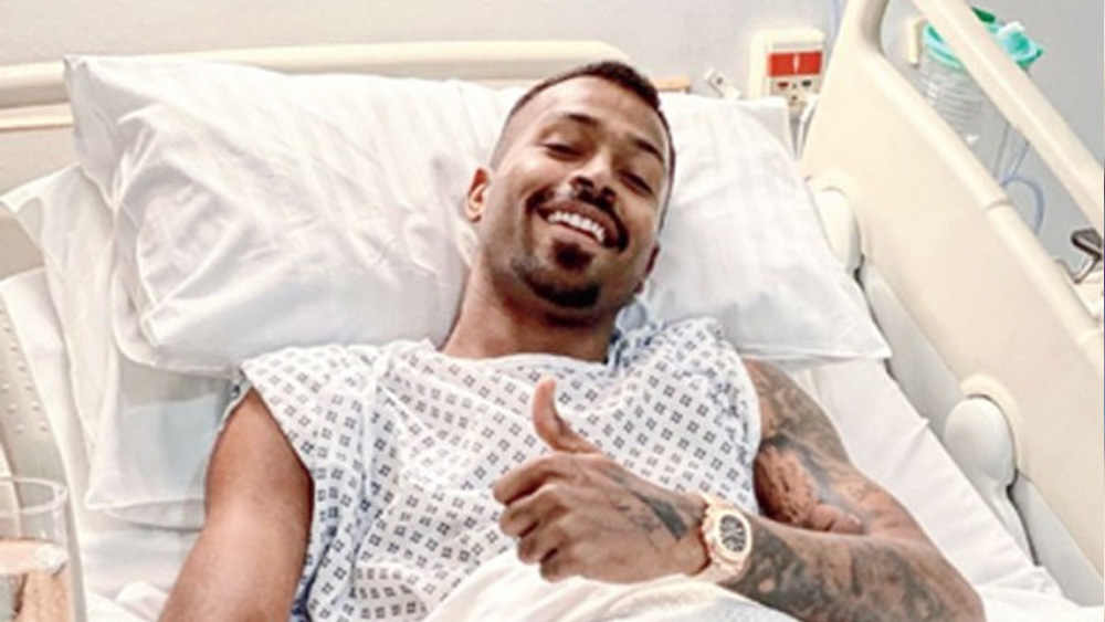 পিঠের ব্যথায় কষ্ট পাচ্ছিলেন ভারতের এই অলরাউন্ডার। কয়েক মাস আগে লন্ডন থেকে অস্ত্রোপচার করে ফিরেছেন। তারপরই ডি ওয়াই পাতিল টি২০ কাপের ম্যাচে ৫৫ বলে ১৫৮ রান করে চমকে দিয়েছেন সবাইকে।