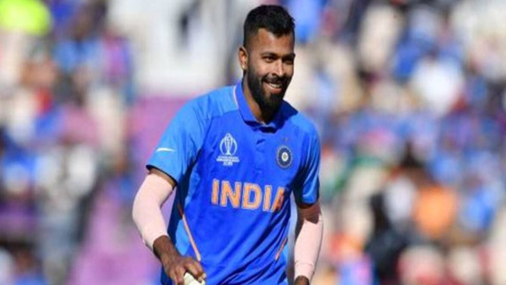 এর আগে ২৬ বছর বয়সি হার্দিকের শেষ টি-২০ ম্যাচ ছিল বেঙ্গালুরুতে, দক্ষিণ আফ্রিকার বিরুদ্ধে। দেশের মাটিতে বাংলাদেশের বিরুদ্ধে টেস্ট সিরিজে এবং নিউজিল্যান্ড সফরে তিনি দলের বাইরে ছিলেন।