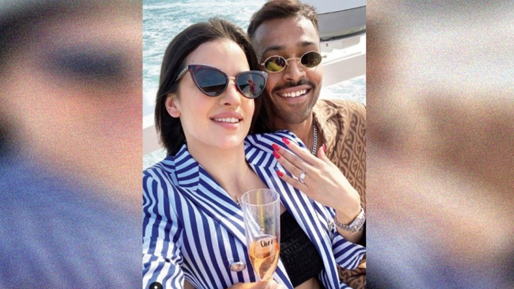 এ বছর ১ জানুয়ারি সার্বিয়ার অভিনেত্রী নাতাশা স্ট্যানকোভিচের সঙ্গে তাঁর বাগদানের খবর ঘোষণা করেন হার্দিক। ইনস্টাগ্রামে নাতাশার সঙ্গে দুবাইয়ে ছুটি কাটানোর সময়ে একটি ছবি পোস্ট করেন হার্দিক। যেখানে দেখা যাচ্ছে, নাতাশা বাঁ হাত তুলে দেখাচ্ছেন আংটি। সেই ছবি পোস্ট করে হার্দিক লেখেন, ‘‘ম্যায় তেরা, তু মেরি জানে, সারা হিন্দুস্তান। এনগেজড।’’