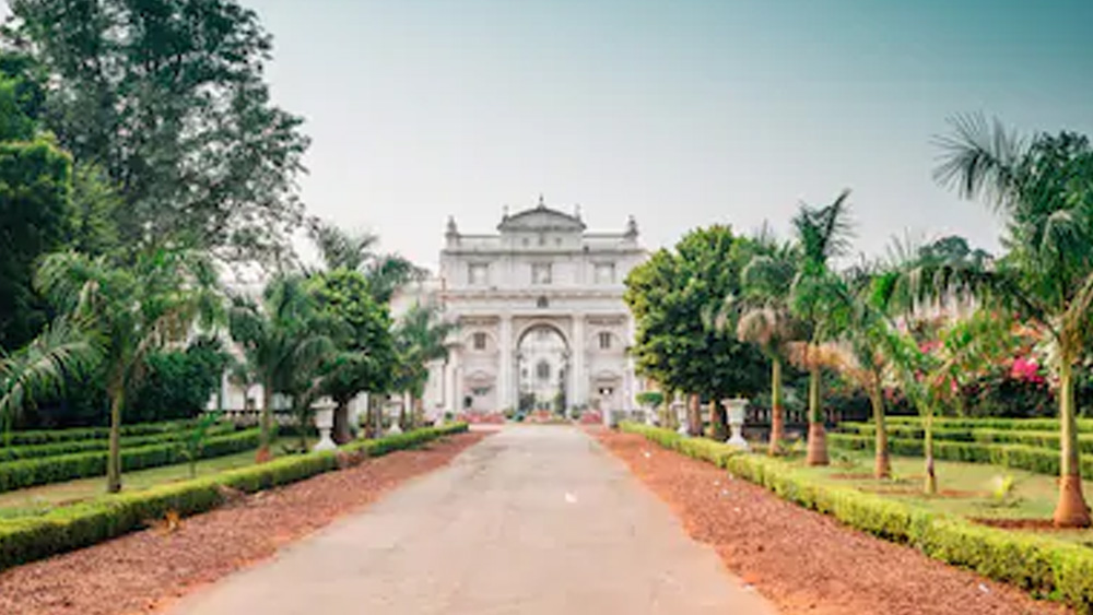 জয় বিলাস মহল বা জয় বিলাস বা জয় বিলাস প্যালেস ১৮৭৪ খ্রিস্টাব্দে প্রতিষ্ঠা করেন মহারাজাধিরাজ শ্রীমন্ত জয়াজিরাও সিন্ধিয়া। ১৮৭৫ খ্রিস্টাব্দে ভারত সফরে এসেছিলেন তৎকালীন প্রিন্স অব ওয়েলস, রাজা সপ্তম এডওয়ার্ড। তাঁকে স্বাগত জানাতেই এই প্রাসাদভবন নির্মিত হয়েছিল।