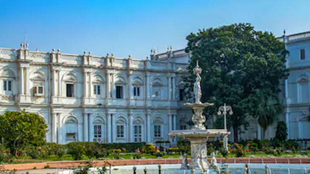 গ্বালিয়রের প্রাক্তন মহারাজা জয়াজিরাও সিন্ধিয়ার নামেই উৎসর্গ করা হয়েছে এই প্রাসাদের সমৃদ্ধ সংগ্রহশালাটি। একটি বড় অংশ জুড়ে সংগ্রহশালাটি থাকলেও প্রাসাদের একটি নির্দিষ্ট অংশ এখনও ব্যবহৃত হয় সিন্ধিয়াদের বাসভবন হিসেবে।