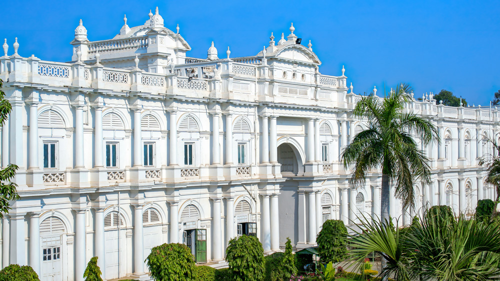 বিখ্যাত স্থপতি মাইকেল ফিলোজের নকশায় এই প্রাসাদ তৈরি হয়েছিল ইউরোপীয় ঘরানার স্থাপত্যরীতিতে। ভবনের প্রথম তল তৈরি হয়েছে ইটালির টাস্কান স্থাপত্যশৈলিতে। দ্বিতীয় তলে আধিপত্য ইটালির ডোরিক নির্মাণ রীতির। তৃতীয় তলে আবার কোরিন্থিয়ান ঘরানায় ইটালীয় রীতির সঙ্গে মিশেছে গ্রিক শৈলি।
