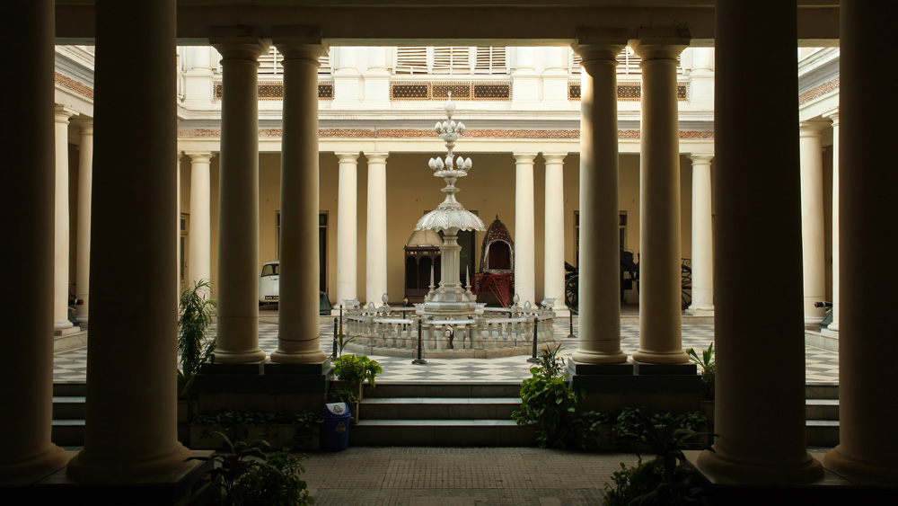 ১২ লক্ষ ৪০ হাজার ৭৭১ বর্গফুট এলাকা জুড়ে বিস্তৃত এই প্রাসাদের মূল বৈশিষ্ট্য এর প্রশস্ত দরবার ঘর। এই ঘরের অন্দরসজ্জায় নজর কেড়ে নেয় মহার্ঘ্য গালিচা এবং বিশাল ঝাড়বাতি। গ্বালিয়র কেল্লার বন্দিরা নাকি ১২ বছর ধরে এই গালিচা বুনেছিলেন।