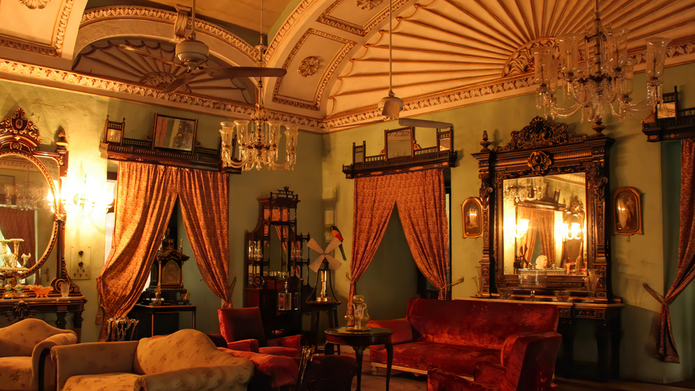 ১০০ ফুট লম্বা, ৫০ ফুট চওড়া এই দরবার ঘরের উচ্চতা ৪১ ফুট। এর ছাদ থেকে ঝুলন্ত ঝাড়বাতি দু’টির সৌন্দর্যও তাক লাগিয়ে দেয়। সাড়ে ১২ মিটার দৈর্ঘ্য, সাড়ে তিন টন ওজনের প্রতিটি ঝাড়বাতিতে আছে ২৫০টি করে বাতি। বলা হয়, এই ঝাড়বাতি জোড়া-ই নাকি বিশ্বে বৃহত্তম।