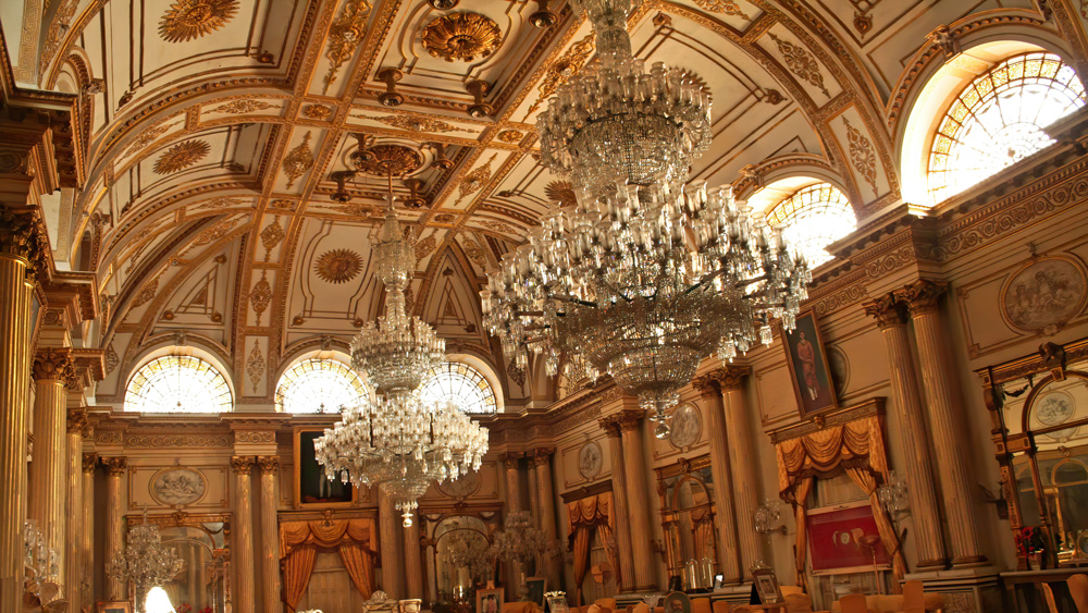 এই প্রাসাদ ঘিরে প্রচলিত বেশ কিছু কিংবদন্তি। বলা হয়, আটটি হাতি-সমেত পাটাতন ঝুলিয়ে দেওয়া হয়েছিল দরবার ঘরের সিলিং থেকে। এ ভাবেই নাকি পরীক্ষা করা হয়েছিল ওই ছাদ আদৌ দু’টি বিশাল ঝাড়বাতির ভার বইতে পারবে কি না।