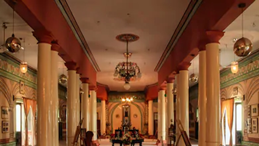 কাট গ্লাসের আসবাবে সাজানো প্রাসাদের বড় অংশ সংরক্ষিত করে রাখা হয়েছে। যাতে অতীতের রাজকীয় জীবনযাত্রার ধারণা পাওয়া যায়। বৈঠকখানা, শোওয়ার ঘরের পাশাপাশি স্নানঘরের সর্বত্র রাজসিক ছোঁয়া।