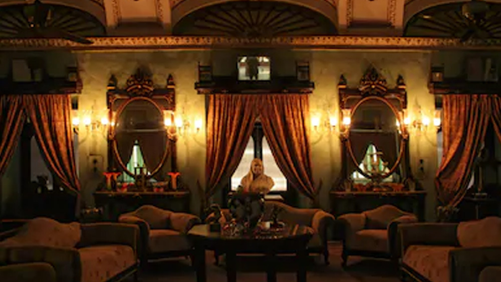 অতীতে শিকার করা বন্যজন্তুর সংরক্ষিত দেহ ছাড়াও প্রাসাদের সাজসজ্জার অঙ্গ কাটগ্লাসের ভাস্কর্য। পাশাপাশি, অন্যতম বৈশিষ্ট্য হল শুধুমাত্র মহিলাদের জন্য নির্ধারিত সুইমিং পুল। সেখানে নৌকা চলাচলের ব্যবস্থাও ছিল। নজর কেড়ে নেয় বাগানের ঠিক মাঝখানে থাকা সুদৃশ্য ফোয়ারাও। প্রাসাদের পাঠাগারে রয়েছে মোট সাত হাজার বই। তার মধ্যে কিছু দুষ্প্রাপ্য বই আঠেরো ও উনিশ শতকের।