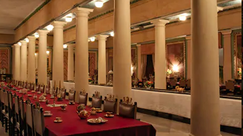 তবে এই প্রাসাদের সেরা চমক লুকিয়ে আছে এর ব্যাঙ্কোয়ট হল-এ। সেখানে রাজসিক টেবিলে পাতা রয়েছে রুপোর রেললাইন। তার উপর দিয়ে এগিয়ে চলে রুপোর টয়ট্রেন। আক্ষরিক অর্থেই খেলনাগাড়ি। অতিথিদের সামনে থামত ট্রেনটি। সেখান থেকে পছন্দসই সিগার এবং সুরা তুলে নিতেন অভ্যাগতরা।