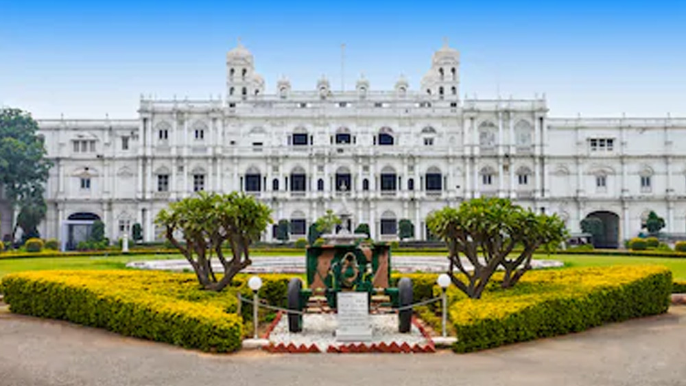 তবে অন্যান্য রাজপরিবারের মতো সিন্ধিয়া বংশও ক্ষত বিক্ষত সম্পত্তি সংক্রান্ত বিবাদে। গত তিন দশকেরও বেশি সময় ধরে ৪০ হাজার কোটি টাকারও বেশি সম্পত্তি ঘিরে চরমে পৌঁছেছে দ্বন্দ্ব।