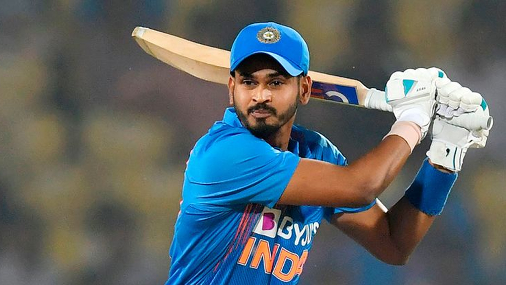 শ্রেয়াস আইয়ার: চার নম্বরে দলের ভরসা হয়ে উঠেছেন শ্রেয়াস আইয়ার। একসময় চার নম্বরে কে নামবেন, তা নিয়ে ভারতীয় ক্রিকেট উত্তপ্ত থাকত। কিন্তু, শ্রেয়াস দুশ্চিন্তা কমিয়েছেন। বড় শট খেলতে দক্ষ। আবার ধ্বসের মুখে প্রতিরোধ গড়ে তুলতেও পারেন। প্রোটিয়াদের বিরুদ্ধেও শ্রেয়াসের কাছ থেকে দায়িত্বপূর্ণ ব্যাটিং চাইবে দল।