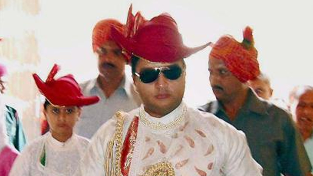 মাধবরাও সিন্ধিয়া ও মাধবী রাজে সিন্ধিয়ার ছেলে জ্যোতিরাদিত্যর জন্ম ১৯৭১ সালের ১ জানুয়ারি। গ্বালিয়রের ক্যাম্পিয়ন স্কুলের পরে তাঁর পড়াশোনা দুন স্কুলে। পরবর্তী গন্তব্য বিদেশ।