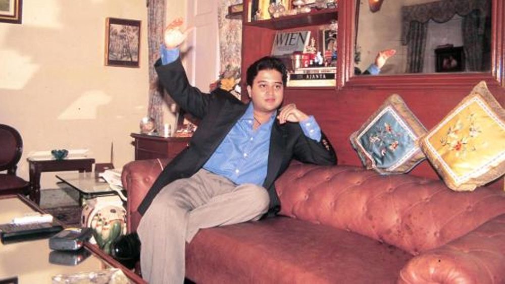 ১৯৯৩ সালে তিনি অর্থনীতিতে স্নাতক হন হার্ভার্ড কলেজ থেকে। হার্ভার্ড বিশ্ববিদ্যালের অধীনস্থ এই কলেজ বিশ্বের সেরা শিক্ষাপ্রতিষ্ঠানগুলির মধ্যে অন্যতম। ২০০১ সালে তিনি এমবিএ করেন স্ট্যানফোর্ড বিশ্ববিদ্যালয় থেকে।