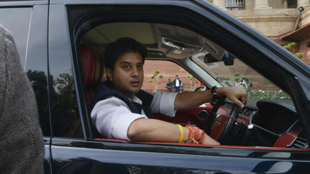 ২০০১-এর ডিসেম্বরে আনুষ্ঠানিক ভাবে কংগ্রেসে যোগ দেন জ্যোতিরাদিত্য। এক মাস পরেই তাঁর বাবার নির্বাচনী কেন্দ্র মধ্যপ্রদেশের গুনা থেকে উপনির্বাচনে জয়ী হন তিনি। নিকটতম প্রতিদ্বন্দ্বী বিজেপি-র দেশরাজ সিংহ যাদবকে পরাজিত করেন সাড়ে চার লক্ষের বেশি ভোটে।