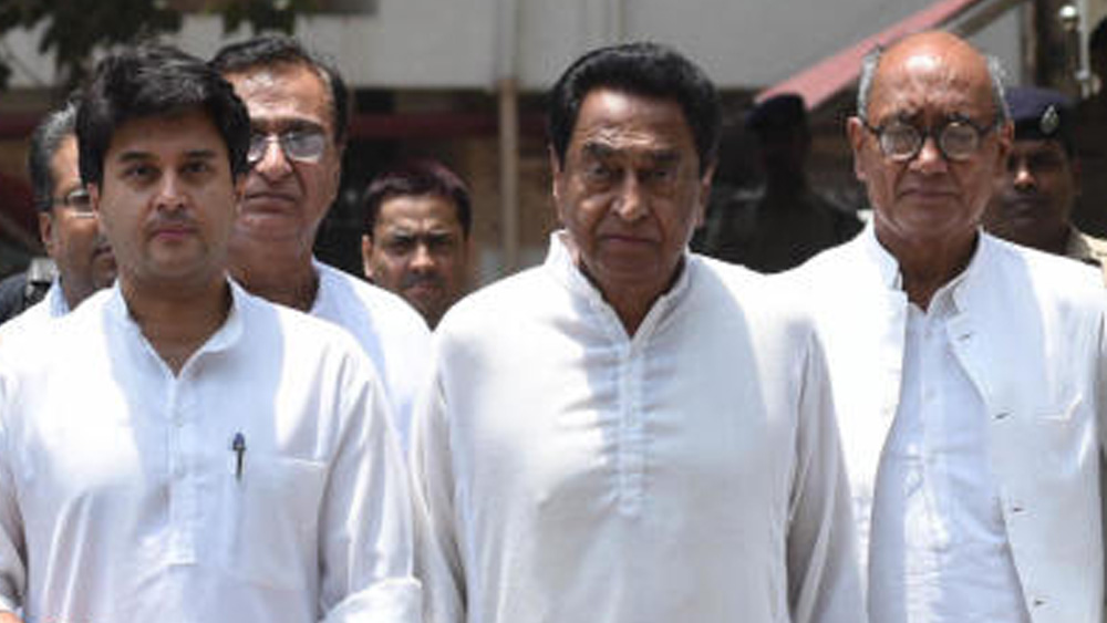 ১৫ মাস আগে কমল নাথ মুখ্যমন্ত্রীর গদিতে বসার পর থেকেই প্রদেশ কংগ্রেসে বিবাদ শুরু। জ্যোতিরাদিত্য নিজের জন্য প্রদেশ কংগ্রেস সভাপতির পদ ও তাঁর প্রতিনিধিকে উপ-মুখ্যমন্ত্রী করার দাবি তুললেও কমল নাথ এক ইঞ্চি জমি ছাড়েননি।