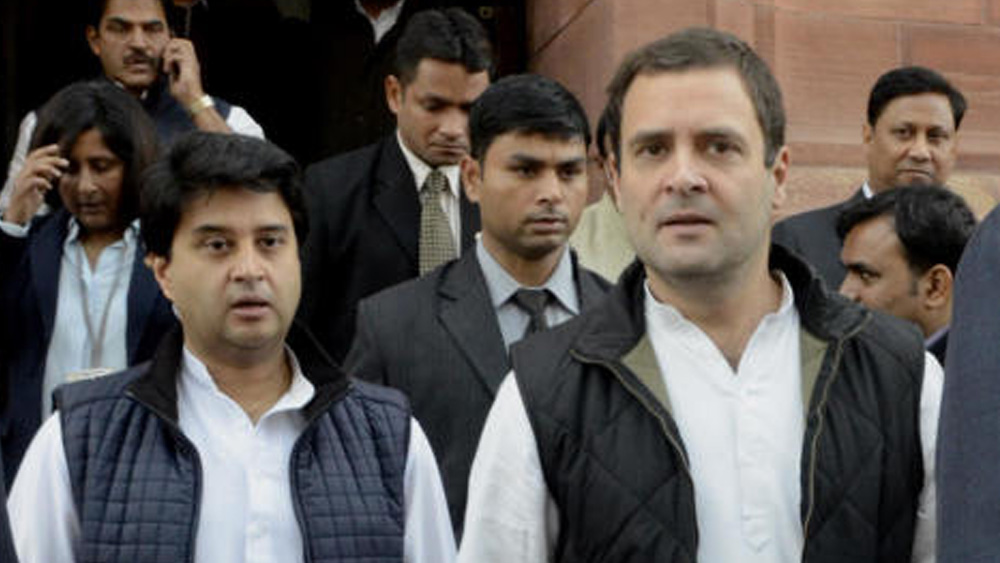 লোকসভা ভোটের পরে রাহুল গাঁধী কংগ্রেস সভাপতির পদ থেকে সরে দাঁড়ানোয় কমল নাথ-দিগ্বিজয় সিংহের মতো প্রবীণদের হাতেই ফের কংগ্রেসের রাশ চলে যায়। সিন্ধিয়া, সচিন পায়লটের মতো নবীন নেতাদের মধ্যে ক্ষোভ দানা বাঁধতে থাকে।