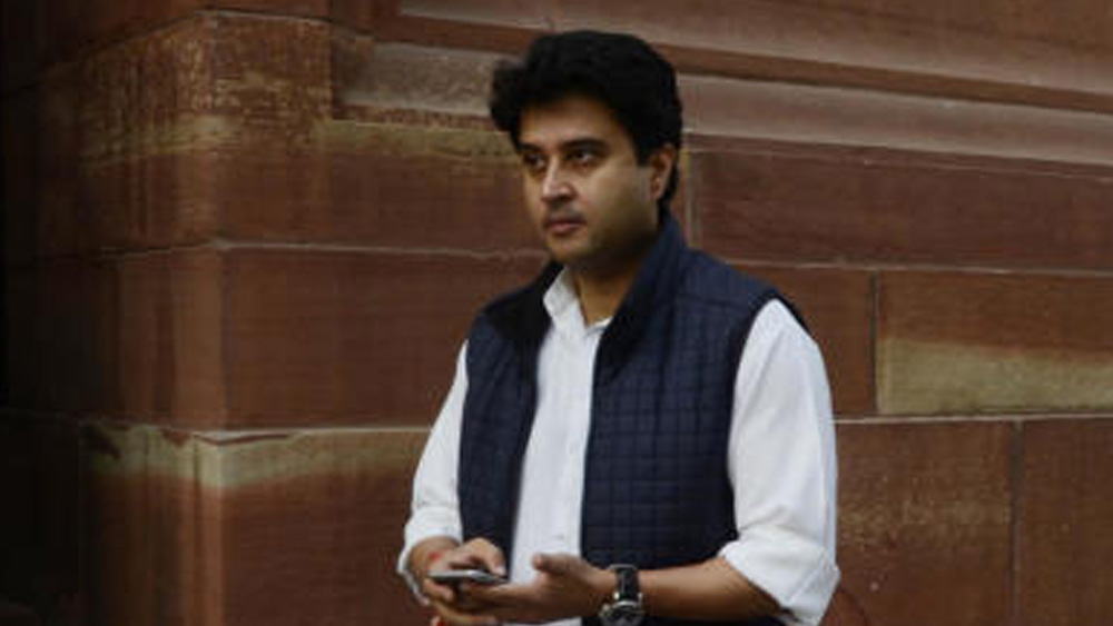 শেষে সব জল্পনার অবসান করে প্রয়াত পিতা মাধবরাও সিন্ধিয়ার ৭৫তম জন্মবার্ষিকীর দিন, ১০ মার্চ অমিত শাহের সঙ্গে প্রধানমন্ত্রীর বাসভবনে যান জ্যোতিরাদিত্য। পৌনে এক ঘণ্টা পরে বেরিয়ে খানিক পরেই প্রকাশ করে দিলেন ‘ডিয়ার মিসেস গাঁধীজি’-কে পাঠানো তাঁর পদত্যাগপত্র। বস্তুত, সোমবারেই কংগ্রেস ছাড়ার সেই চিঠি লিখে ফেলেছিলেন তিনি।