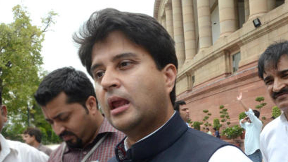 সনিয়াকে চিঠিতে জ্যোতিরাদিত্য লিখেছেন, ‘‘১৮ বছর কংগ্রেসে থাকার পরে এখন দল ছাড়ার সময়। আপনি জানেন, গত এক বছরের বেশি সময় ধরে এই পথ নিজেই তৈরি হয়েছে।’’