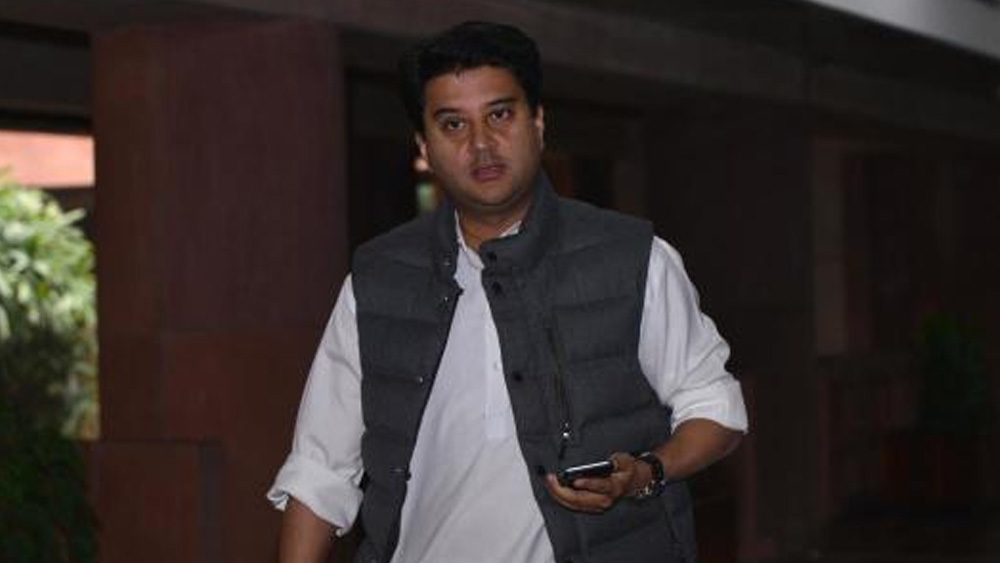 গত ২৬ ফেব্রুয়ারি দিল্লিতে হিংসার সময়ে টুইট করে বিজেপি নেতাদের ঘৃণা ছড়ানোর রাজনীতি বন্ধ করার ‘পরামর্শ’ দিয়েছিলেন জ্যোতিরাদিত্য। হিংসার জন্য সমান দায়ী করেছিলেন কেন্দ্রীয় সরকারকেও। তার দু’সপ্তাহের মধ্যেই কী করে তিনি বিজেপির ঘরে ঢুকে পড়লেন, সেই বিস্ময়ও কাটছে না।