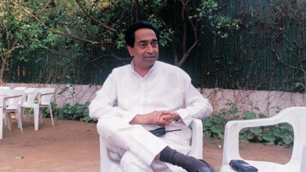 এ দিকে মধ্যপ্রদেশে ১৫ বছর পরে ক্ষমতায় ফেরা কংগ্রেস সরকারের পতন ঠেকাতে কমল নাথ শেষ চেষ্টা শুরু করেছেন। কমল নাথ নিজেই গদি না ছাড়লে আগামী সপ্তাহে শুরু হতে চলা বাজেট অধিবেশনে অনাস্থা প্রস্তাব আনবে বিজেপি।