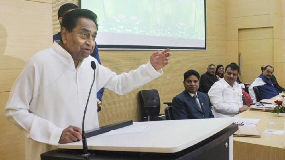 কমল নাথের হার নিশ্চিত করতে এসপি, বিএসপির বিধায়কদের সঙ্গেও শিবরাজ দেখা করেন। কংগ্রেস যাতে দল ভাঙাতে না পারে, সে জন্য আজ দলের সব বিধায়ককে রাজ্যের বাইরে পাঠিয়ে দিয়েছে বিজেপি।