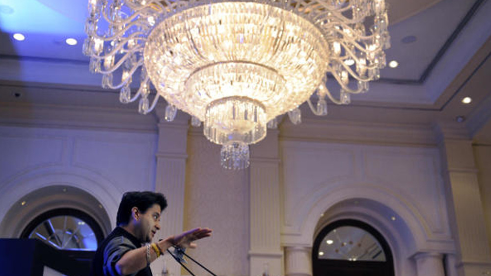 গ্বালিয়রের শেষ মহারাজা জিবাজিরাও সিন্ধিয়ার নাতি জ্যোতিরাদিত্য ছিলেন ইউপিএ সরকারের ধনীতম মন্ত্রীদের মধ্যে অন্যতম। পারিবারিক সম্পত্তি নিয়ে বিবাদ থাকলেও জ্যোতিরাদিত্যর সিদ্ধান্তকে স্বাগত জানিয়েছেন তাঁর দুই পিসি, বিজেপি নেত্রী বসুন্ধরা রাজে সিন্ধিয়া এবং যশোধরা রাজে সিন্ধিয়া।