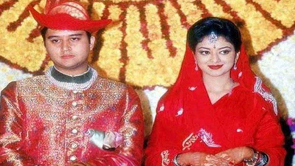 রাজনৈতিক যাত্রাপথে জ্যোতিরাদিত্যর যোগ্য সঙ্গী তাঁর স্ত্রী প্রিয়দর্শিনী। প্রচারের আড়ালে থাকা প্রিয়দর্শিনী নিজেও রাজপরিবারের কন্যা। গুজরাতের গায়কোয়াড় বংশে তাঁর জন্ম। তিন বছর প্রেমপর্বের পরে তাঁদের বিয়ে হয় ১৯৯৪ সালে। দুই সন্তান নিয়ে নিটোল সংসার জ্যোতিরাদিত্য ও প্রিয়দর্শিনীর।