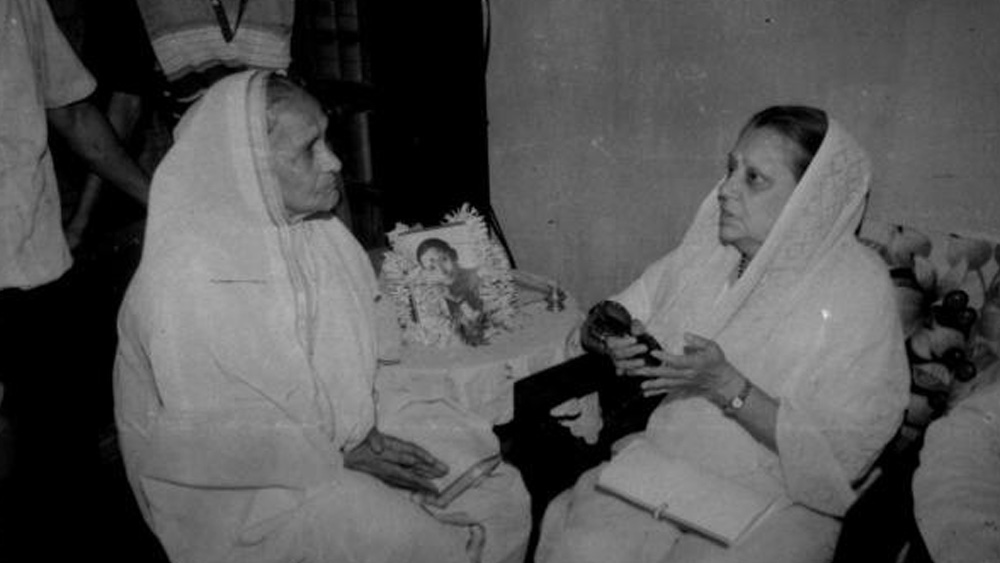 মাতৃস্নেহ থেকে বঞ্চিত ছিলেন দিব্যেশ্বরী। তাঁকে জন্ম দেওয়ার কিছু ক্ষণ পরে মৃত্যু হয় নেপালের রাজপরিবারের মেয়ে চূড়া দেবেশ্বরী দেবীর। তাঁর বাবা খড়্গ সামশের জং বাহাদুর রানা ছিলেন নেপালের রাজনীতিক এবং সেনাধ্যক্ষ। কিন্তু রাষ্ট্রদোহিতার দায়ে তাঁকে নির্বাসিত করে রানা পরিবার।