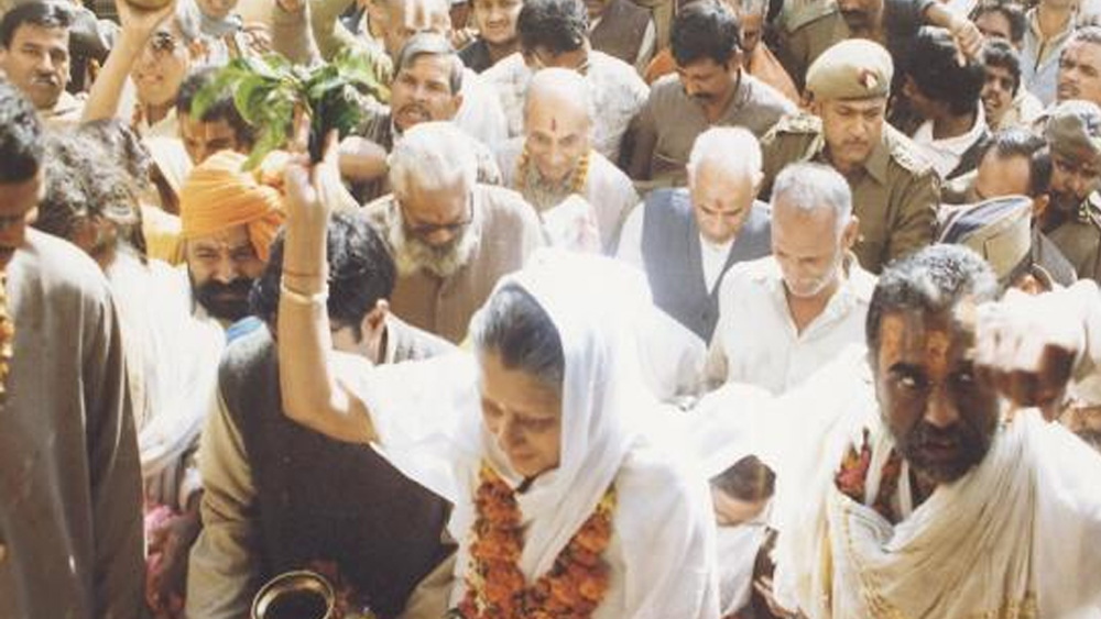 সগরে দাদু-দিদিমার কাছেই বড় হন দিব্যেশ্বরী। তিনি কোনও দিন তাঁর বাবার সঙ্গে থাকেননি। দিদিমা রানি ধনকুমারী ছিলেন অত্যন্ত ধর্মপ্রাণ। তাঁর ব্যক্তিত্বের গভীর প্রভাব পড়েছিল নাতনি দিব্যেশ্বরীর জীবনে।