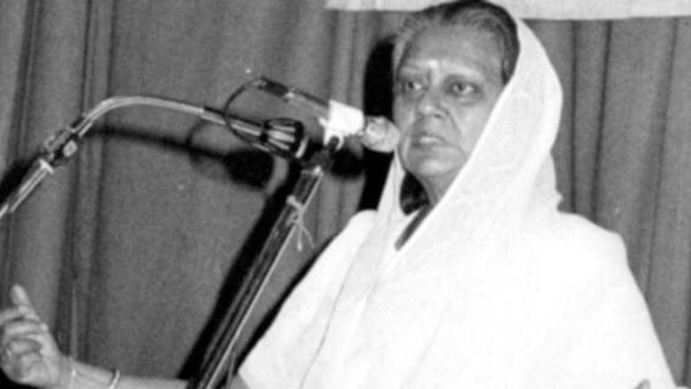 হস্টেলে বাকি সহপাঠীদের সঙ্গে থেকে পড়াশোনা করেন রাজকন্যা দিব্যে‌শ্বরী। তখন দেশের স্বাধীনতা আন্দোলন তুঙ্গে। প্রতিবাদে সামিল হয়ে দিব্যেশ্বরীও বিদেশি পণ্য বর্জন শুরু করেন।