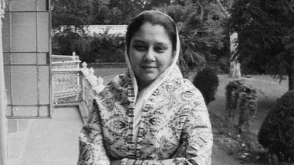 বাইশ বছর বয়সে দাম্পত্যে প্রবেশ দিব্যেশ্বরীর। ১৯৪১-এর ফেব্রুয়ারিতে তাঁর বিয়ে হয় গ্বালিয়রের মহারাজা জিবাজিরাও সিন্ধিয়ার সঙ্গে। সে সময় গ্বালিয়র ছিল দেশের রাজন্য স্টেটগুলির মধ্যে অন্যতম সেরা। সিন্ধিয়া পরিবারের রীতি অনুযায়ী স্বামীর সঙ্গে কোষ্ঠী বিচার করে নতুন নামকরণ হয় নববধূর।