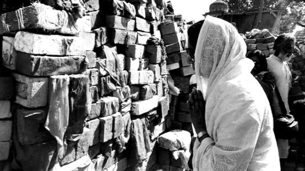 স্বামীর সঙ্গে বিজয়ারাজের সম্পর্কে ফাটল ধরার কোনও গুঞ্জন কখনও শোনা যায়নি। ১৯৬১ সালে স্বামীর মৃত্যুর পরে বিজয়ারাজে একাই বড় করে তোলেন তাঁর চার সন্তানকে। একদিকে রাজমাতা, অন্যদিকে সিঙ্গল পেরেন্ট, দু’টি ভূমিকাই নিপুণ ভাবে সম্পন্ন করেন তিনি।