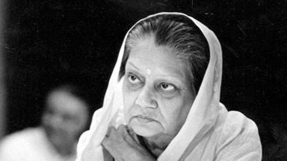 দুই মেয়ের ব্যর্থ দাম্পত্য পীড়িত করেছিল বিজয়ারাজে সিন্ধিয়াকে। একই ভাবে তিনি মেনে নিতে পারেননি একমাত্র ছেলে মাধবরাওয়ের সঙ্গে মতানৈক্য। ব্যক্তিগত পরিসর থেকে রাজনৈতিক চিন্তা। নানা দিকেই ফাটল ধরেছিল মা-ছেলের সম্পর্কে। দু’জনের মধ্যে চরমে উঠেছিল সম্পত্তি সংক্রান্ত বিবাদ।