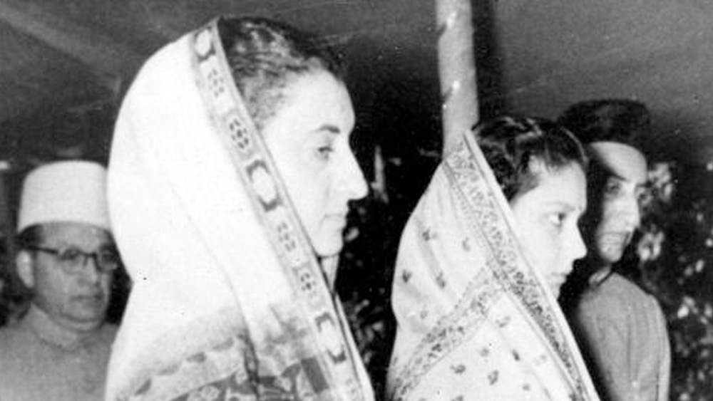 তবে রাজনীতিক হিসেবে বিজয়ারাজের হাতেখড়িও কংগ্রেসেই। ১৯৫৭ সালে তিনি গুনা থেকে কংগ্রেসের টিকিটে জয়ী হন। পাঁচ বছর পরে তিনি কংগ্রেস প্রার্থী হিসেবে জয়ী হন গ্বালিয়র থেকে। এর পর কংগ্রেস ছেড়ে স্বতন্ত্র পার্টি-তে যোগ দেন তিনি। তাদের প্রার্থী হয়ে ১৯৬৭ সালে জয়ী হন গুনা থেকেই।