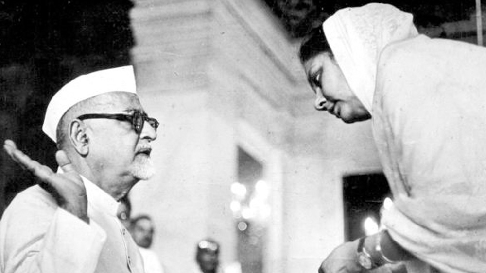 কয়েক মাসের মধ্যে বিজয়ারাজে সিন্ধিয়া যোগ দেন জনসঙ্ঘে। কেন্দ্রীয় রাজনীতি থেকে সরে আসেন রাজ্য রাজনীতিতে। জনসঙ্ঘ প্রার্থী হিসেবে বিধানসভা নির্বাচনে জয়ী হন মধ্যপ্রদেশের করেরা থেকে।