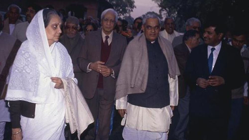 ১৯৭১-এ ইন্দিরা ঝড়কে রুখে দেয় জনসঙ্ঘ। আবার লোকসভা ভোটে প্রতিদ্বন্দ্বিতা করেন বিজয়া রাজে। তিনি জয়ী হন ভিন্দ থেকে। এ ছাড়াও গ্বালিয়র থেকে অটলবিহারী বাজপেয়ী এবং গুনা থেকে মাধবরাও সিন্ধিয়া জয়ী হন জনসঙ্ঘ প্রার্থী হিসেবে। পরে মাধবরাও কংগ্রেসে যোগ দেন।