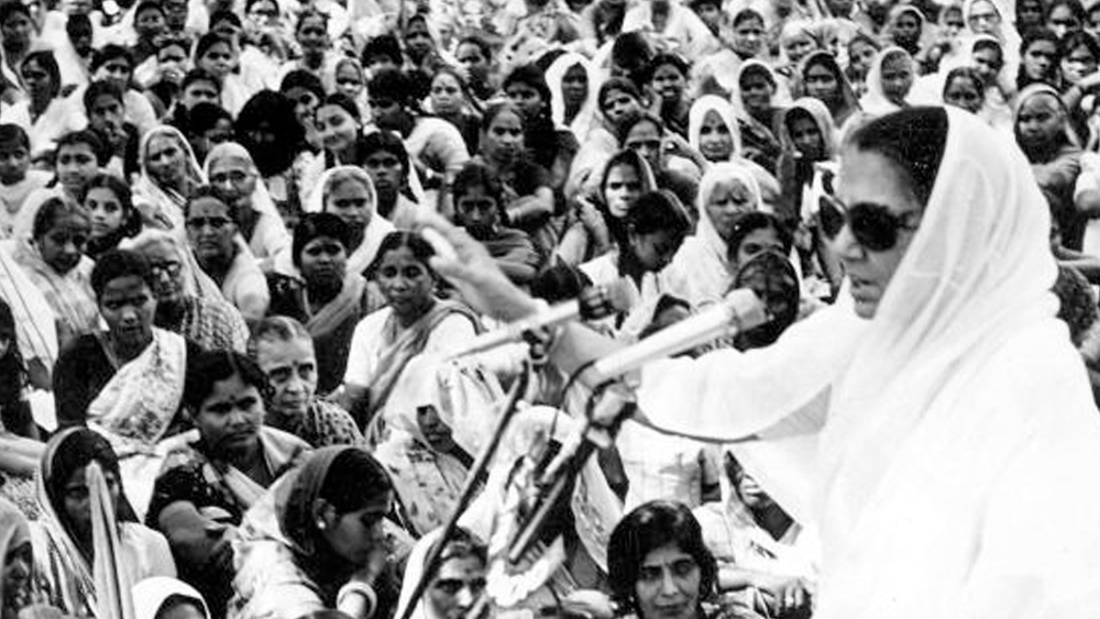 ১৯৭৭ এবং ১৯৮৪-র লোকসভা ভোটে প্রতিদ্বন্দ্বিতা করেননি বিজয়ারাজে। তার মাঝে ১৯৮০ সালে পরাজিত হন ইন্দিরা গাঁধীর কাছে, রায়বরেলী কেন্দ্রে। ১৯৮৯ সালে বিজয়ারাজে বিজেপি-র টিকিটে জয়ী হন গুনা থেকে। এই আসন তিনি ধরে রাখেন ১৯৯১, ১৯৯৬ এবং ১৯৯৮ সালেও।