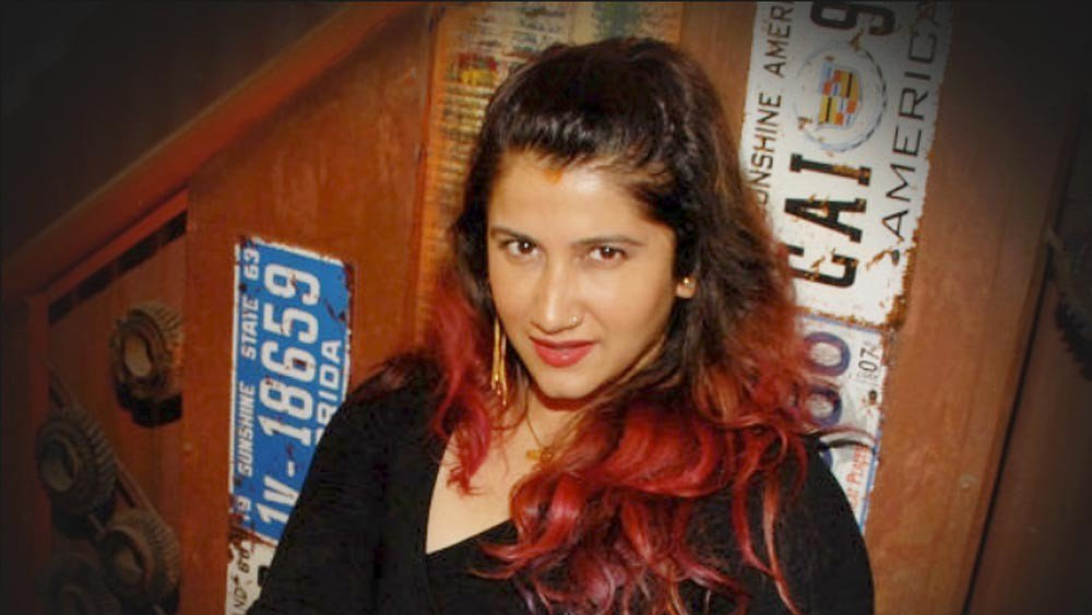 ছোট থেকেই নাচ ভালবাসতনে স্মাইলি। টানা পাঁচ বছর ধরে তিনি প্রশিক্ষণ নিয়েছেন বলিউডের কোরিয়োগ্রাফারদের কাছে। পাশাপাশি শিখেছেন কত্থক-ও।