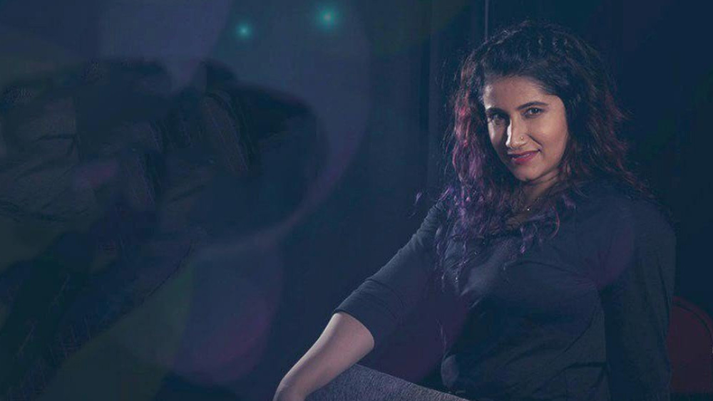 ২০০৫ সালে তাঁর আত্মপ্রকাশ হিন্দি ছবিতে। দাদা মোহিত সুরীর পরিচালনায় ‘কলিযুগ’ ছবিতে প্রথম অভিনয় করেন স্মাইলি। তাঁর বিপরীতে নায়ক ছিলেন কুণাল খেমু। বক্স অফিসে চূড়ান্ত সফল হয় ছবিটি।