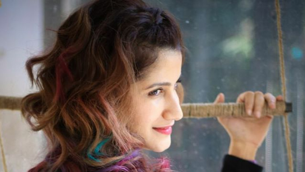 স্টারডম ফিকে হতে শুরু করায় অবসাদগ্রস্ত হয়ে পড়েন স্মাইলি। গত বছর ফের খবরে ফিরে আসেন তিনি। তখন অবশ্য তাঁকে চেনাই দুষ্কর! অবসাদ এবং থাইরয়েডে আক্রান্ত স্মাইলির ওজন তখন আগের থেকে অনেকটাই বেড়ে গিয়েছে।