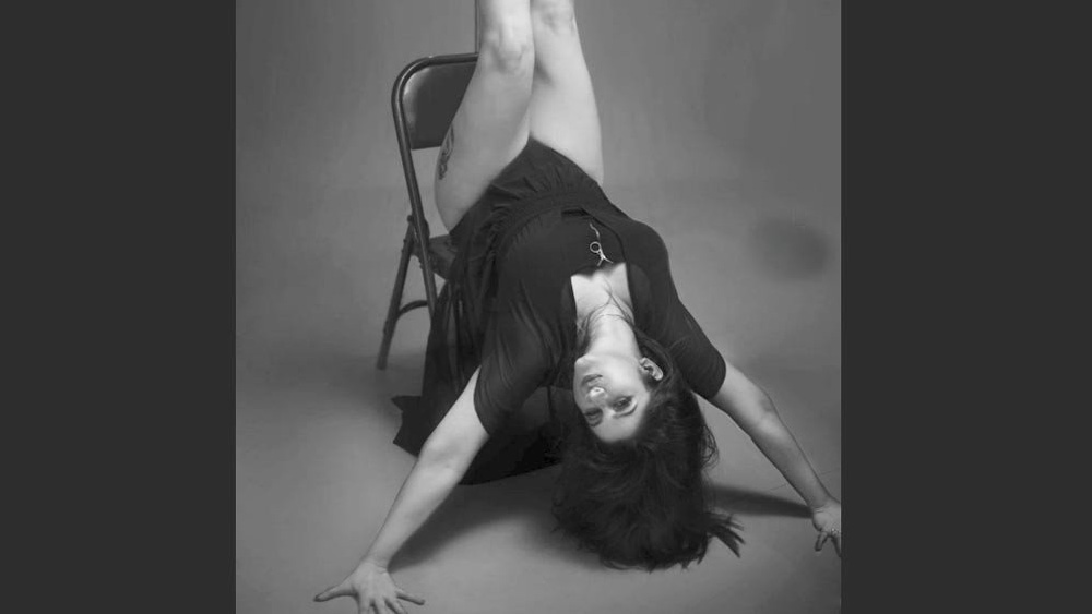 স্মাইলি জানিয়েছেন, চিকিৎসার পাশাপাশি পোল ডান্স আর যোগাভ্যাস তাঁকে অবসাদমুক্ত হতে সাহায্য করেছে। ছোট থেকেই শরীরচর্চা করতেন তিনি। আগ্রহ ছিল নাচেও। ফলে সহজেই পোল ডান্স আয়ত্ত করেছেন তিনি।